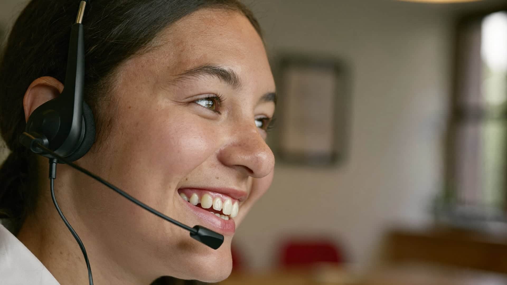 Lachende medewerker aan de telefoon