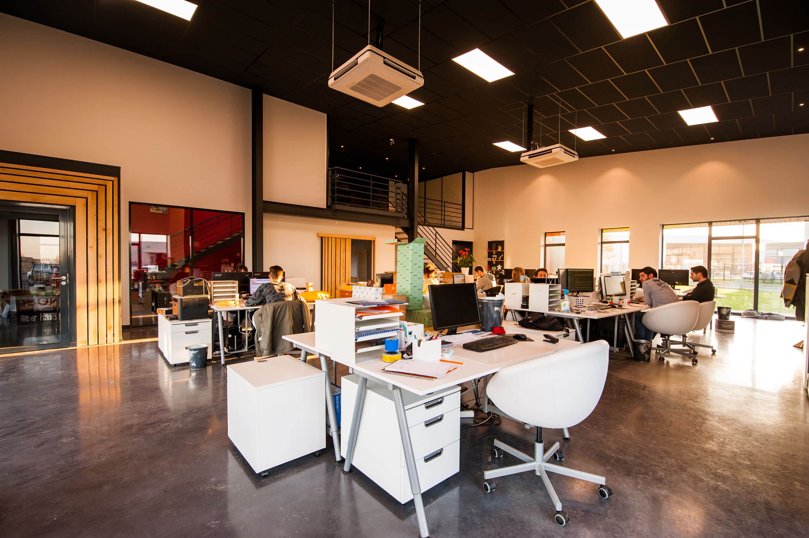 Licht kantoor met werkplekken