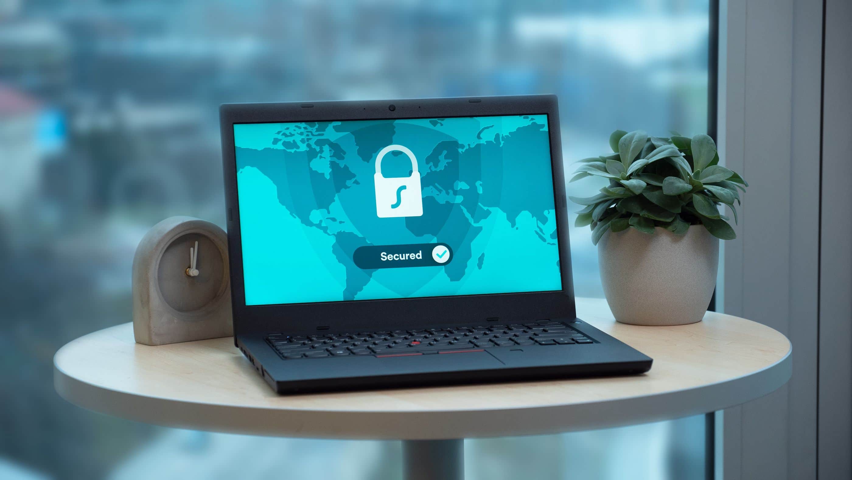 Laptop met slotje op het scherm