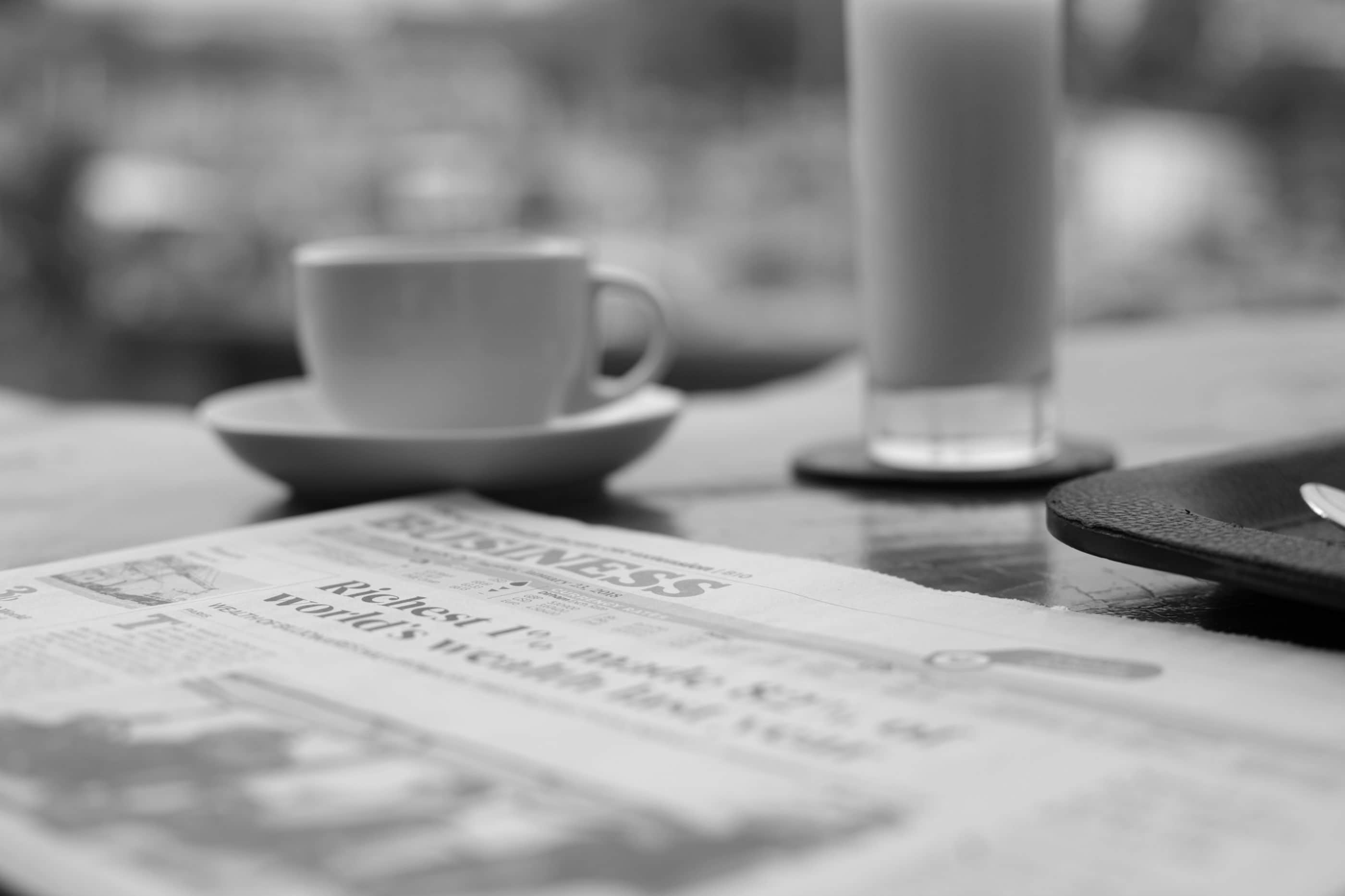 Krant en koffie op tafel