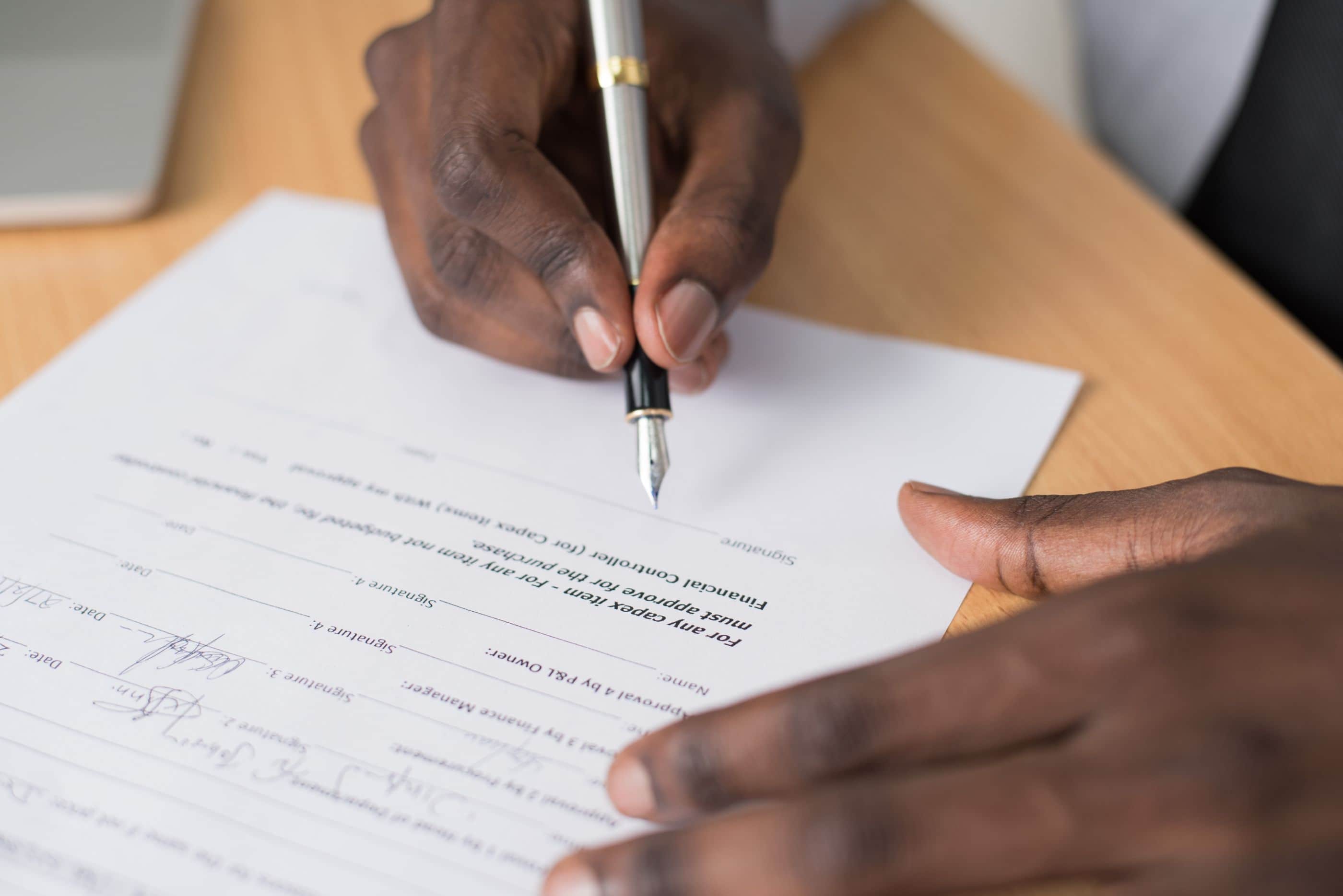 Document wordt ondertekend