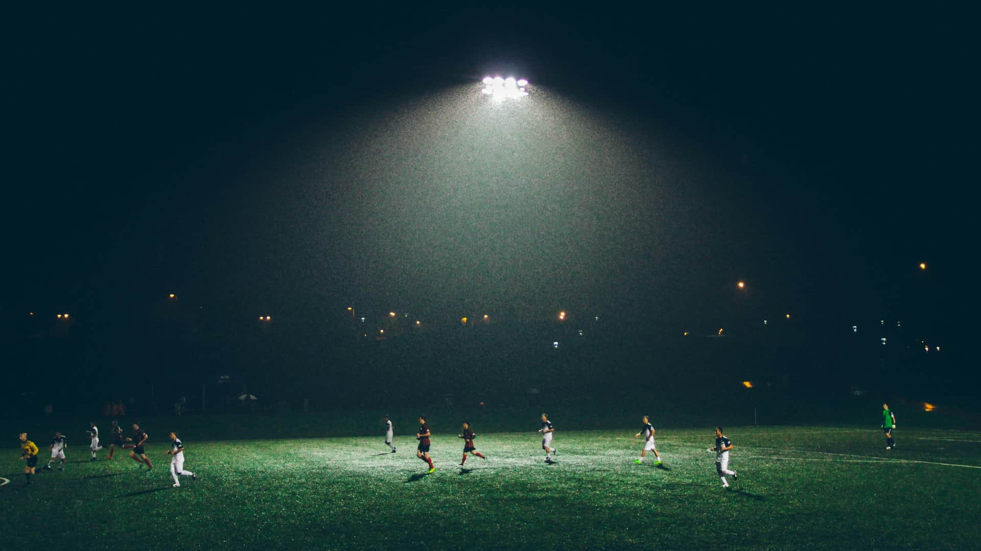 Voetbalveld onder kunstlicht in de avond