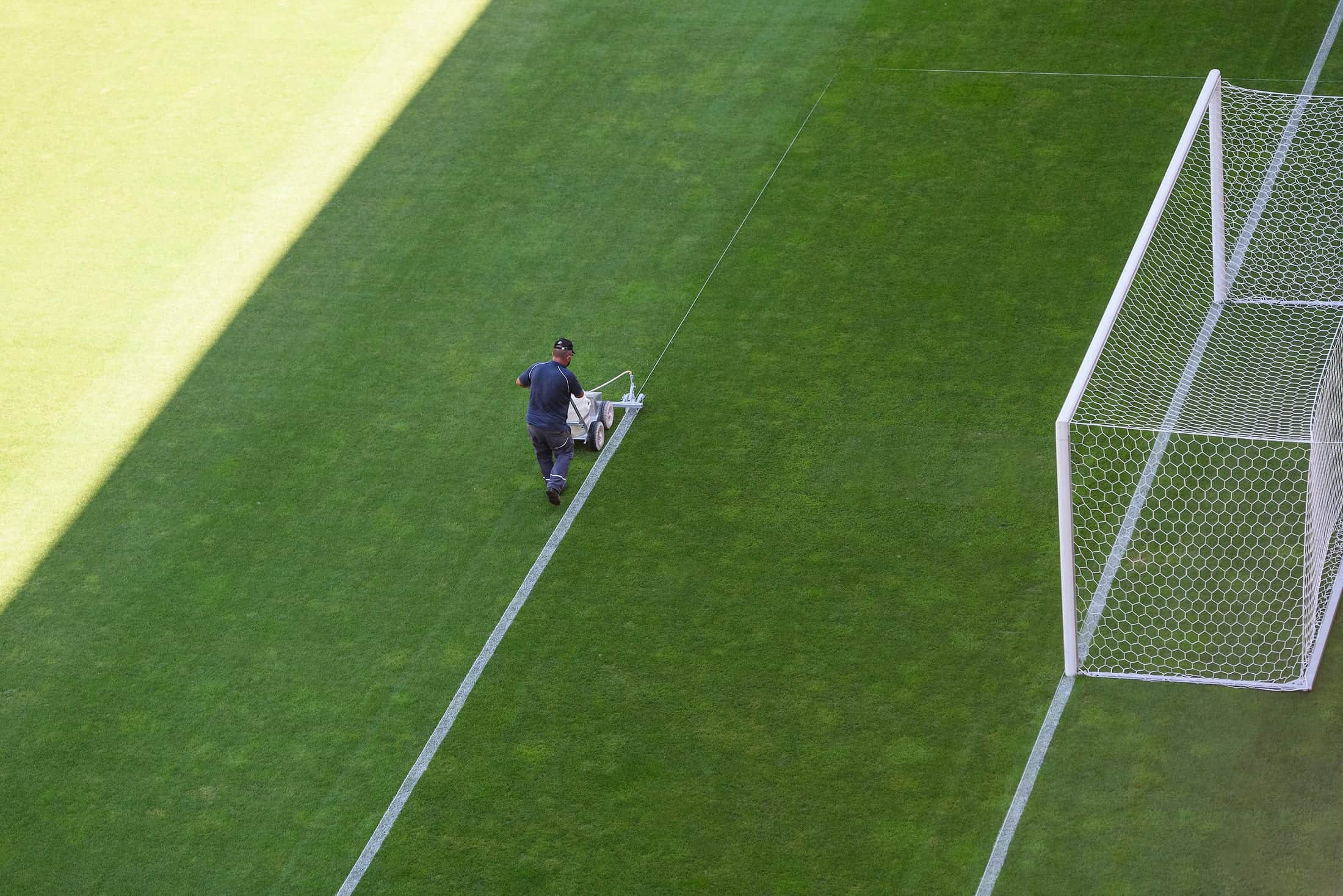 Voetbalveld wordt belijnd voor de wedstrijd